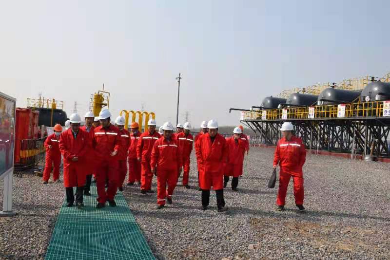 LINSON OIL engineering and technical team reviewing heater design