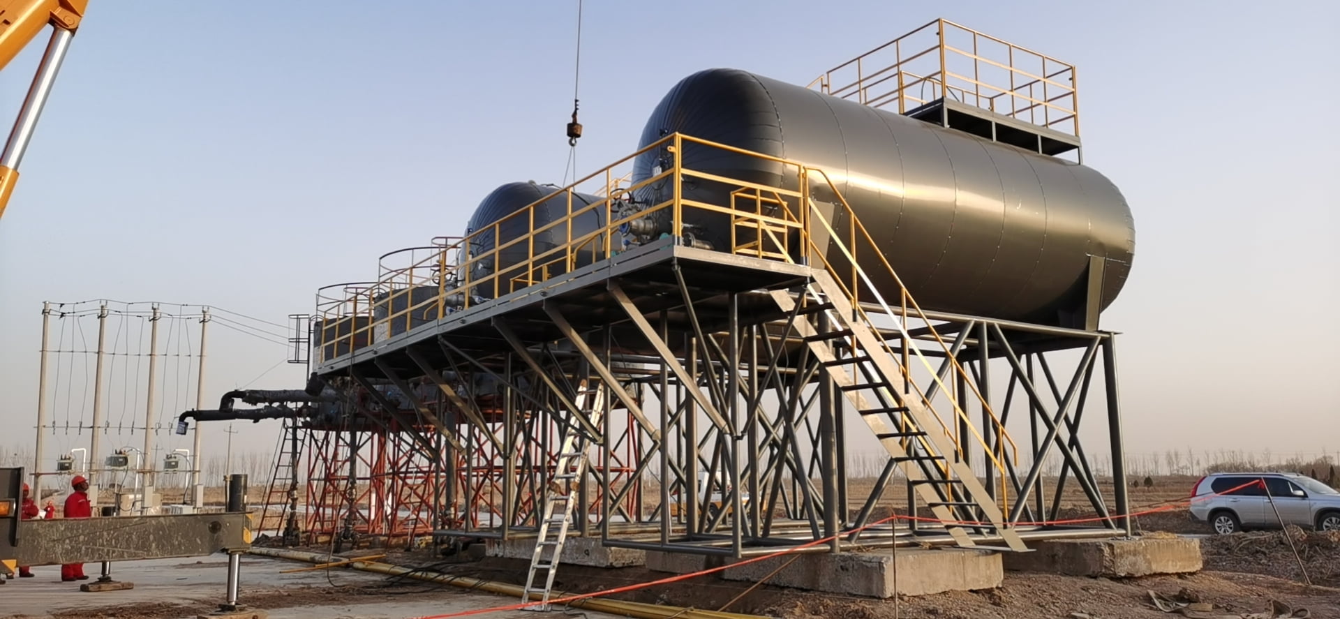 Elevated storage tank installation at an oilfield wellsite
